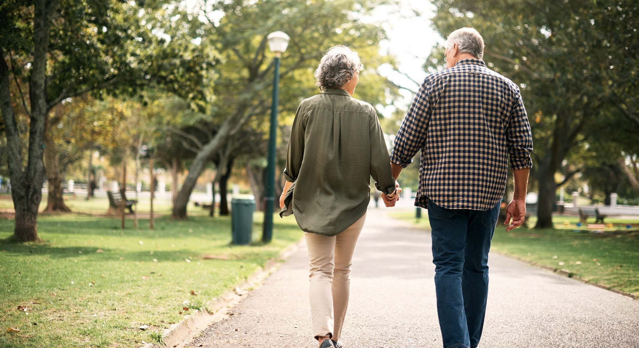 Una pareja da un paseo. / Foto: iStock