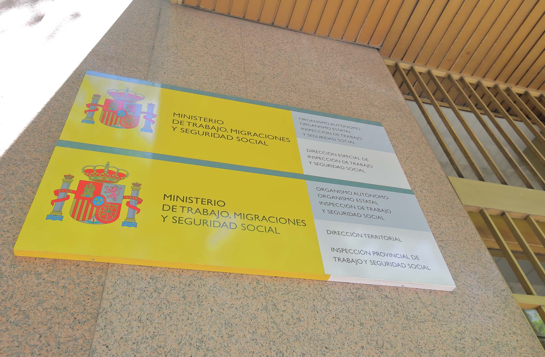 Cartel Ministerio de Trabajo y Migración y Seguridad Social Madrid. / Foto:i istock