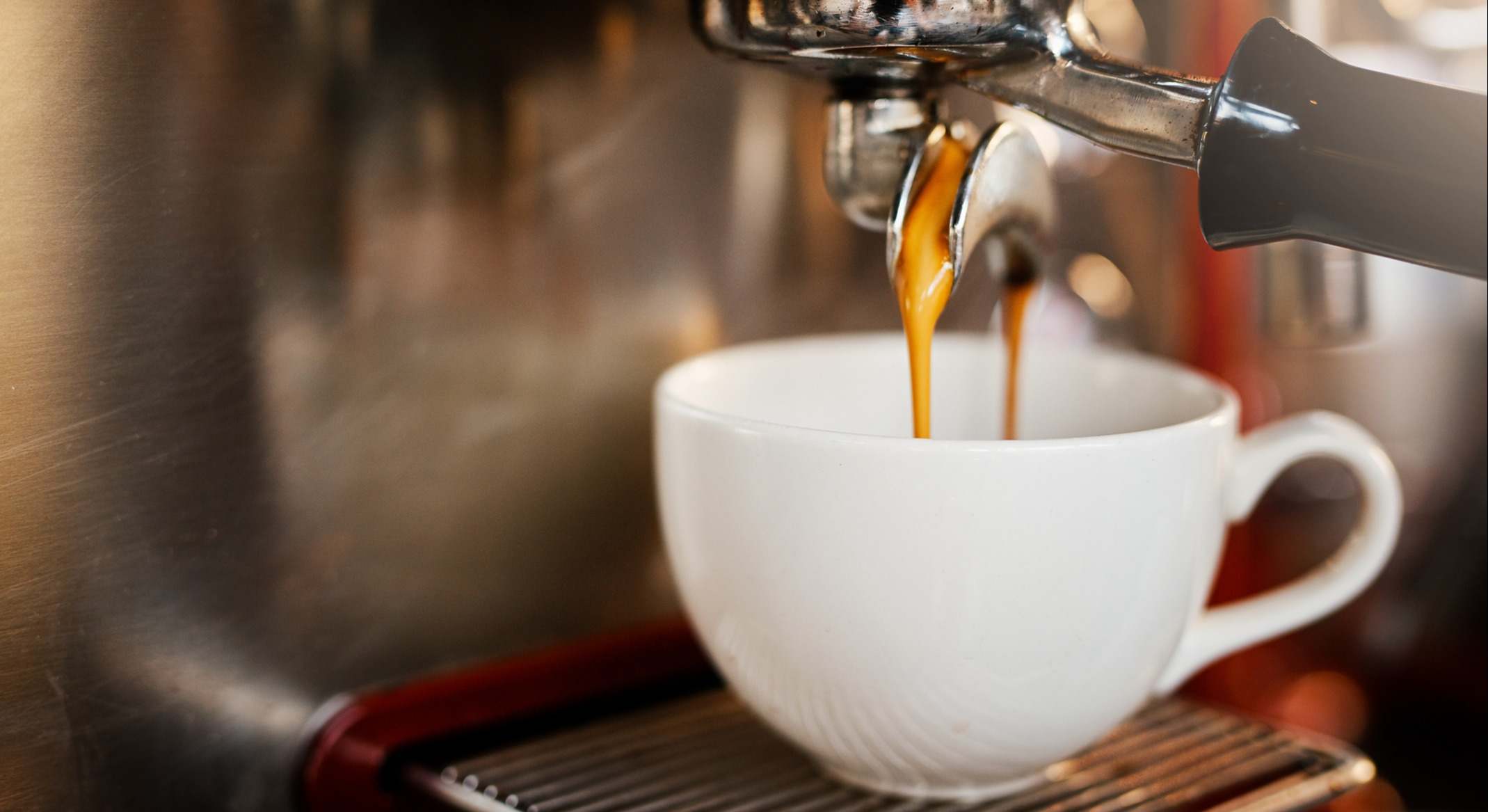 Cafetera sirviendo café. Foto: iStock