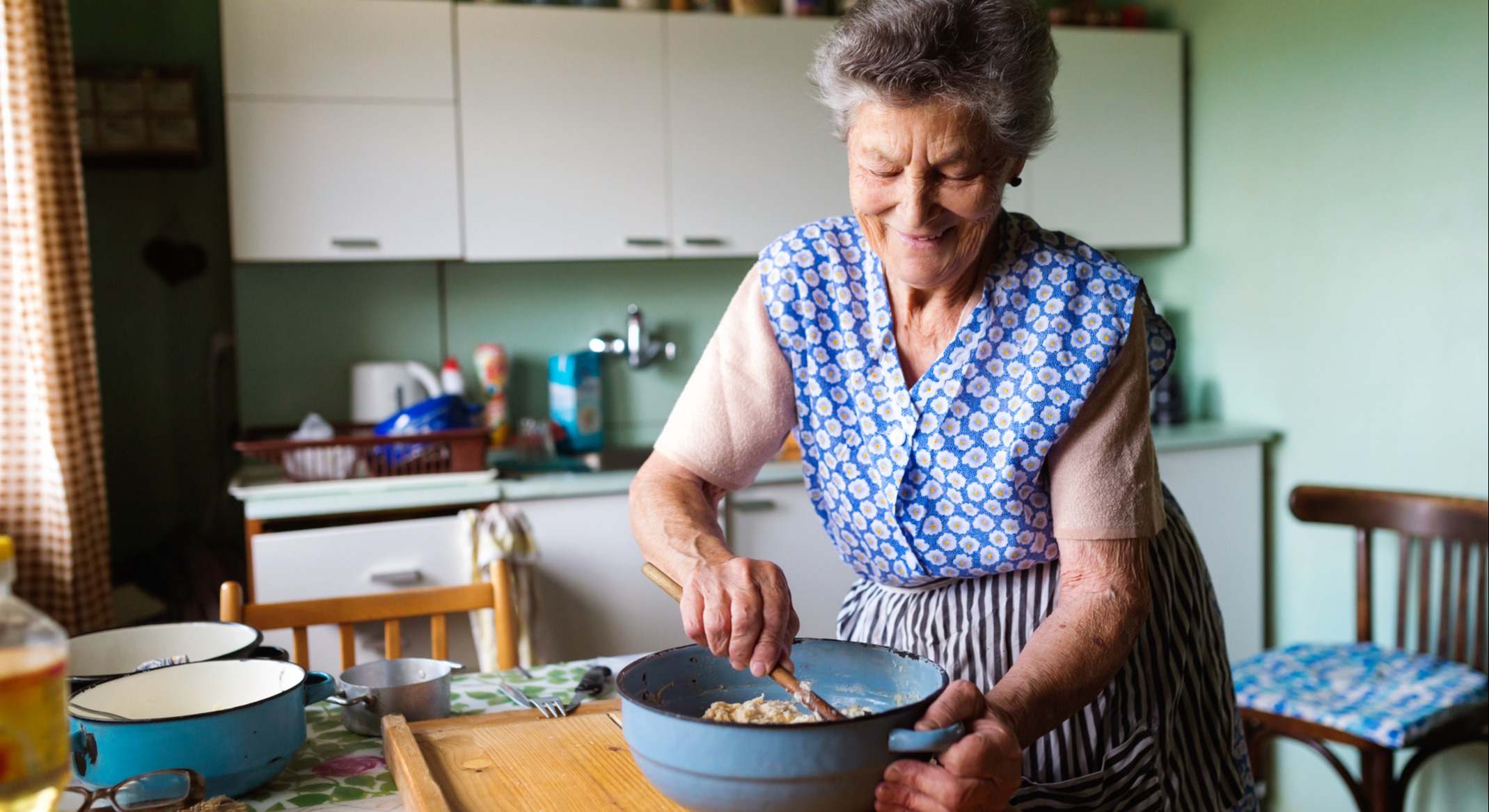 Abuela cocinando lentejas