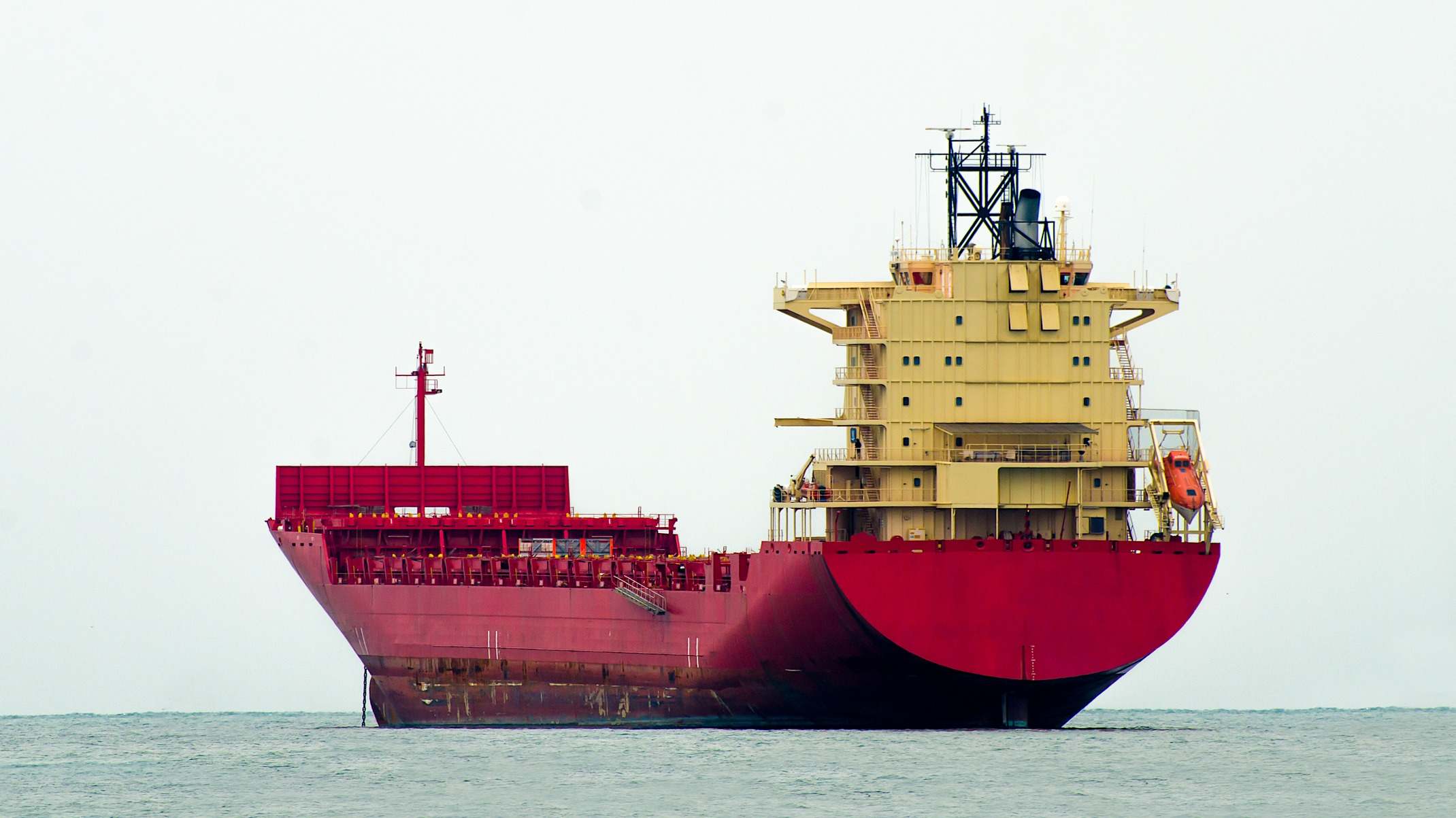 Un nuevo secuestro de un barco carguero alerta al transporte marítimo mundial