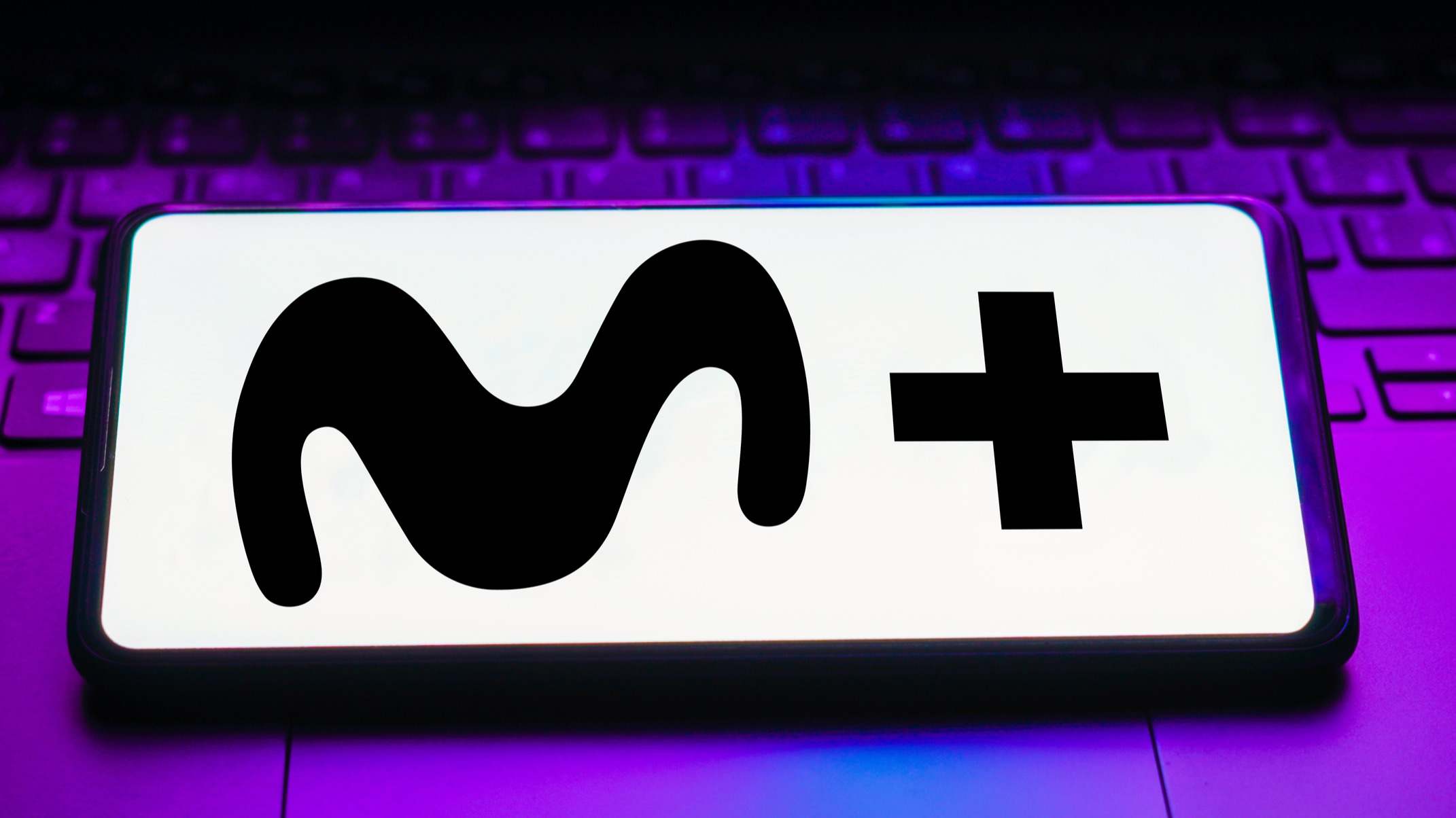 Logo de Movistar Plus en la pantalla de smartphone