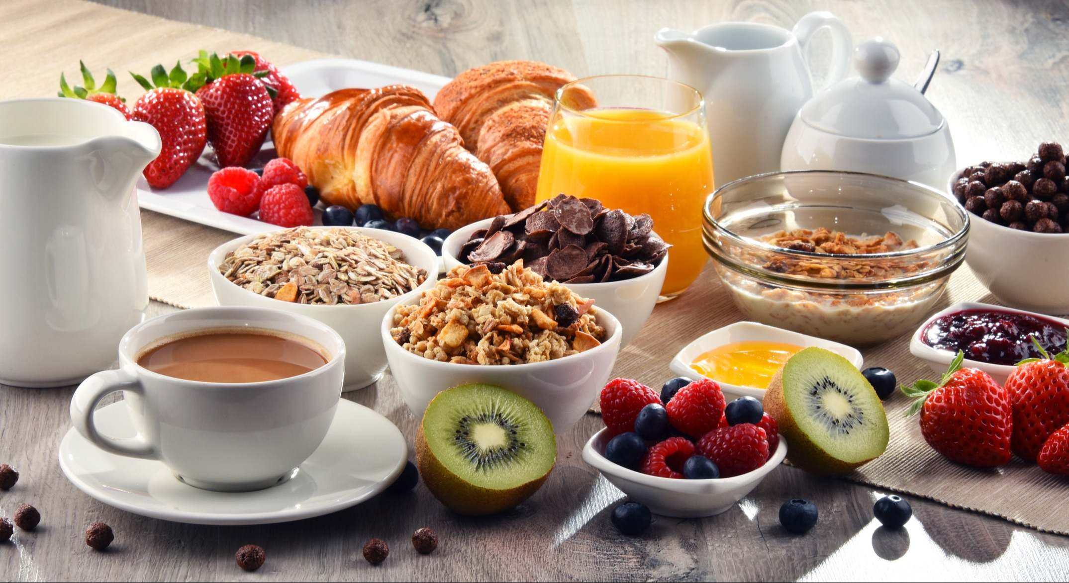 Desayuno con café, zumo, croissants y frutas