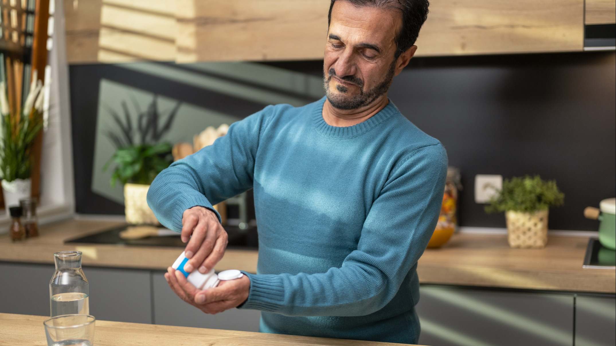Hombre mayor que toma vitaminas