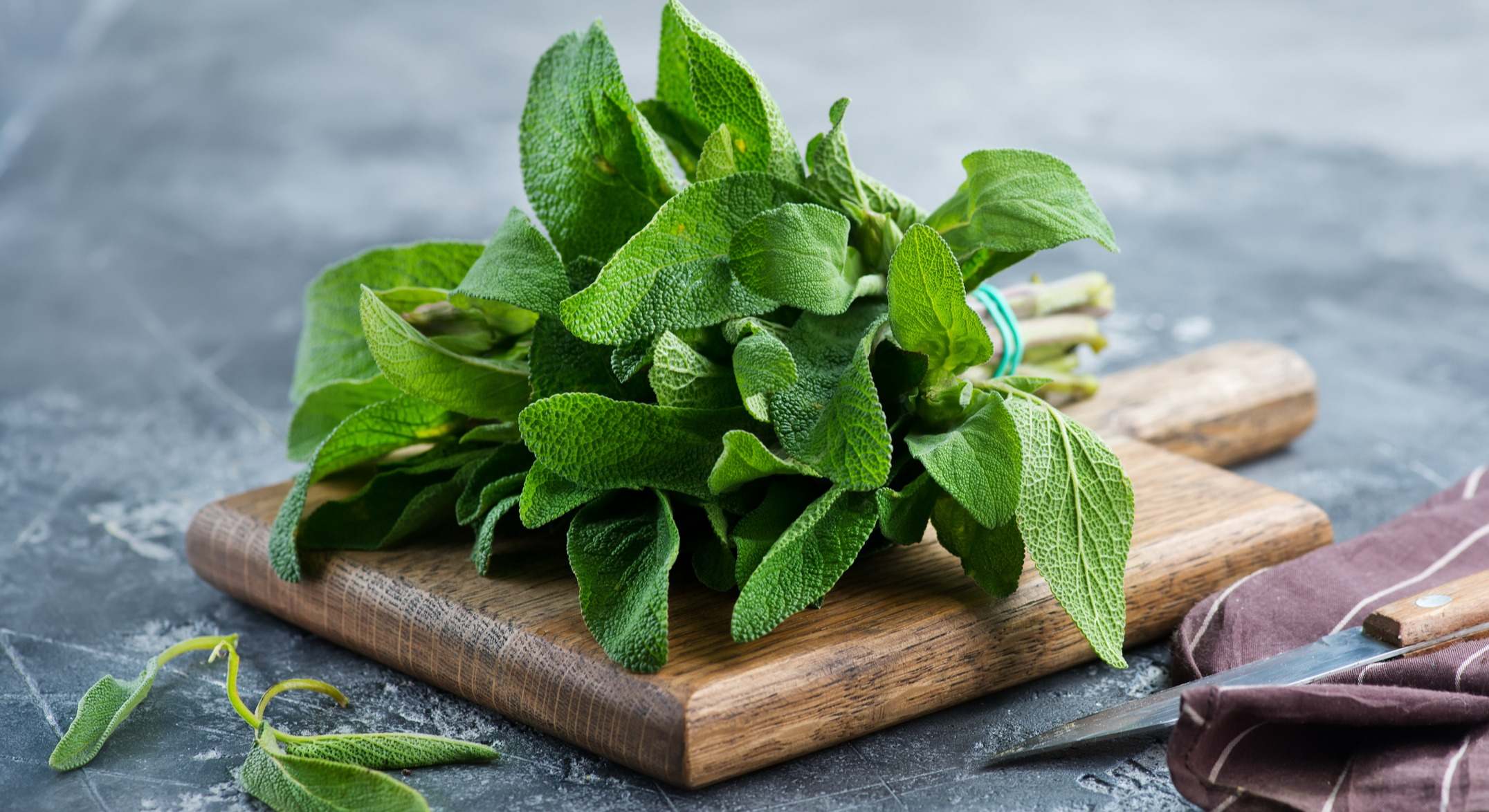 Salvia fresca sobre una tabla de madera