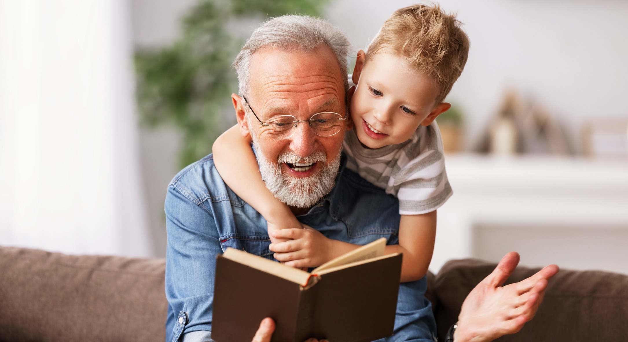 Abuelo leyendo un libro a su nieto