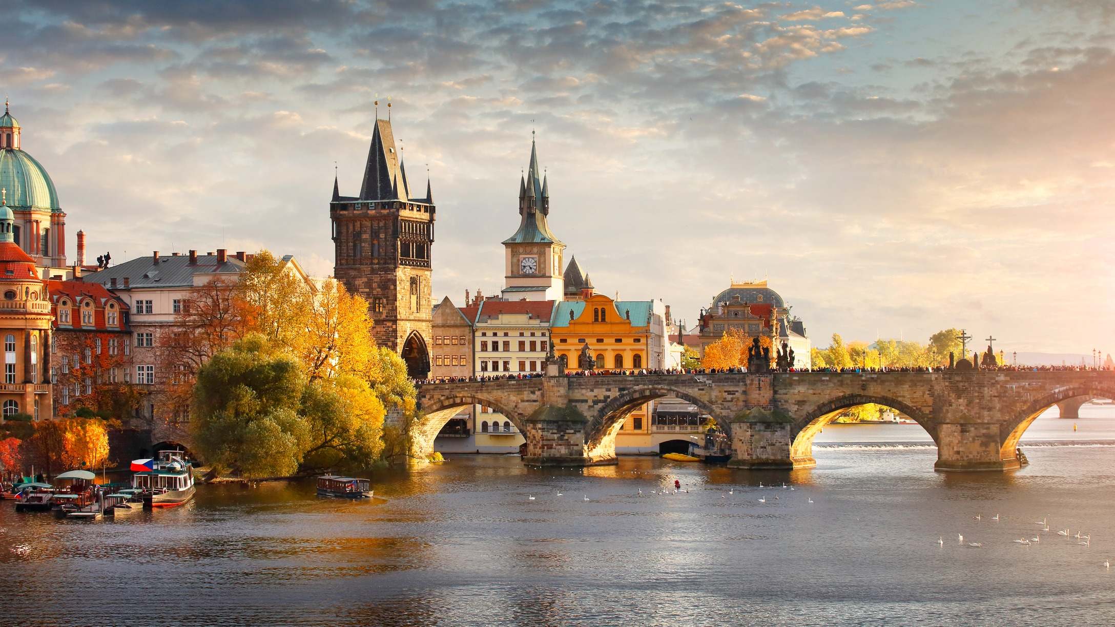 Río Moldava y puente de Carlos en Praga
