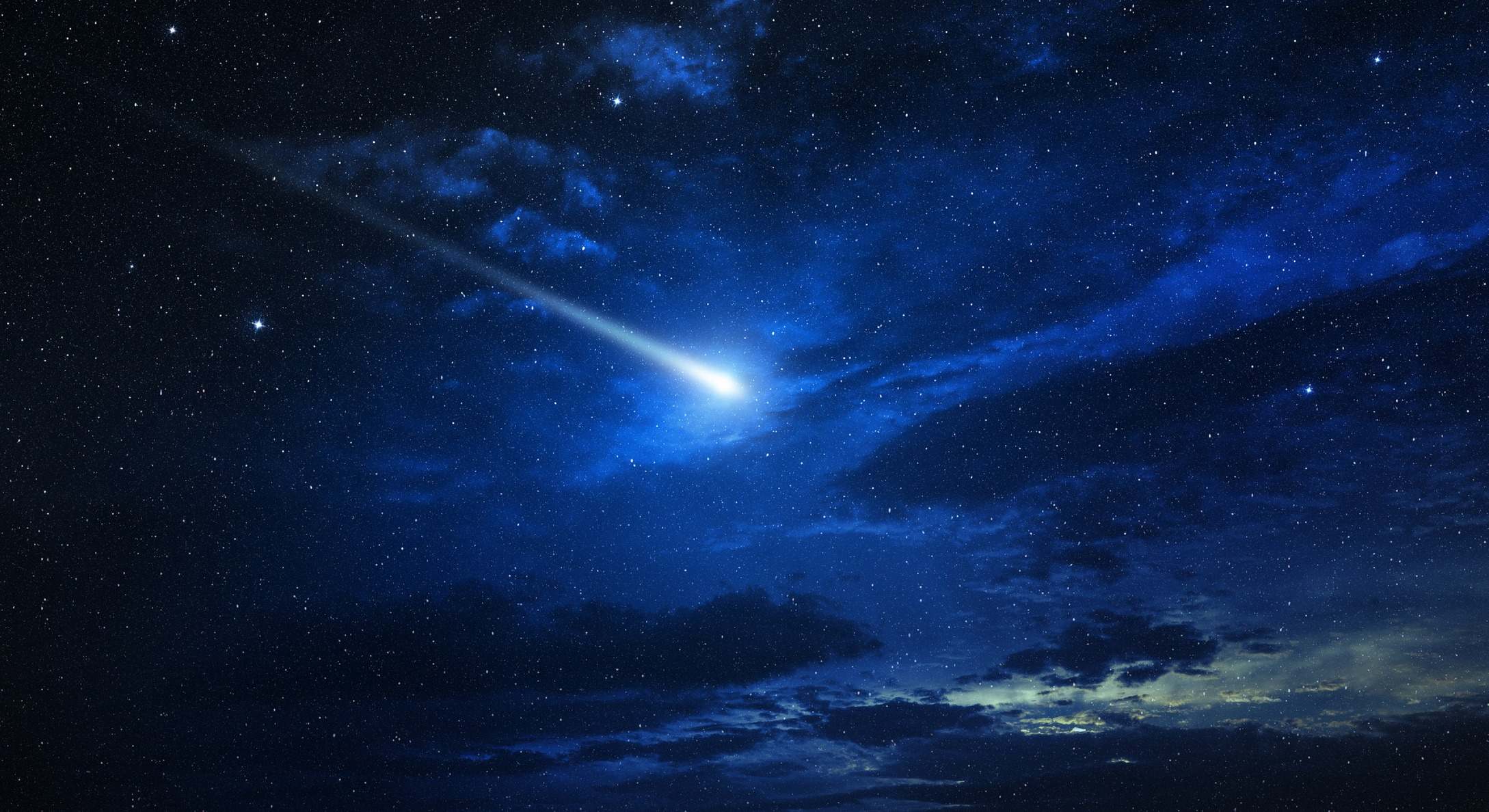 Un cometa surca el cielo nocturno. / Foto: iStock