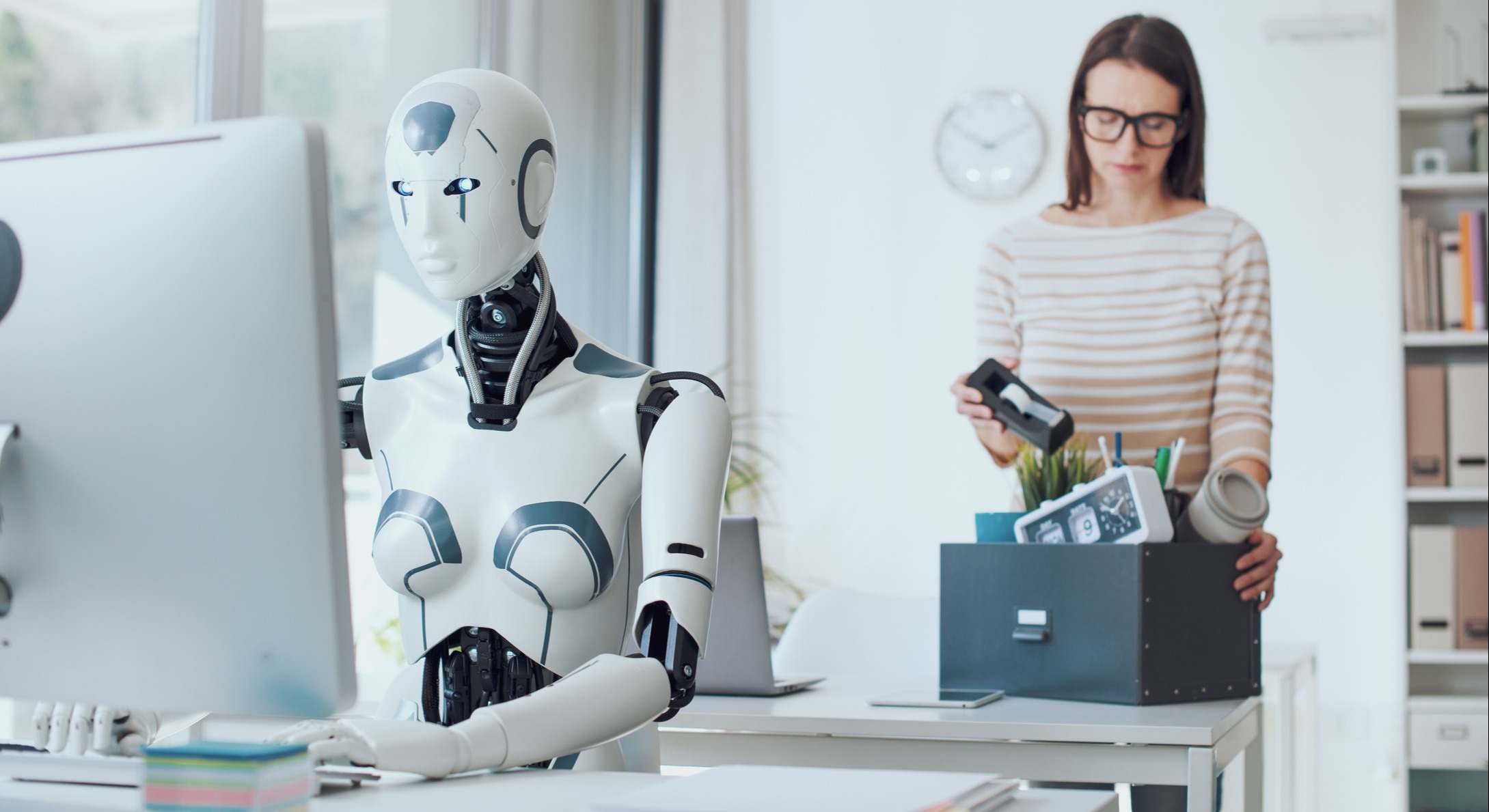 Mujer reemplazada por un robot. Foto: iStock