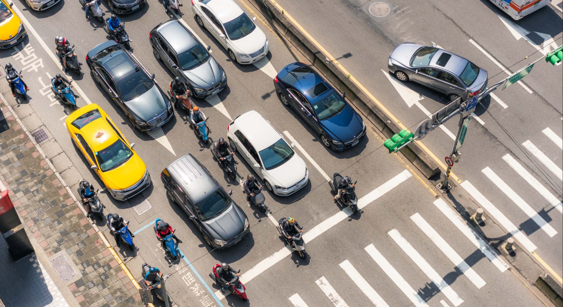 Tráfico y circulación de coches en la carretera. / Foto: iStock