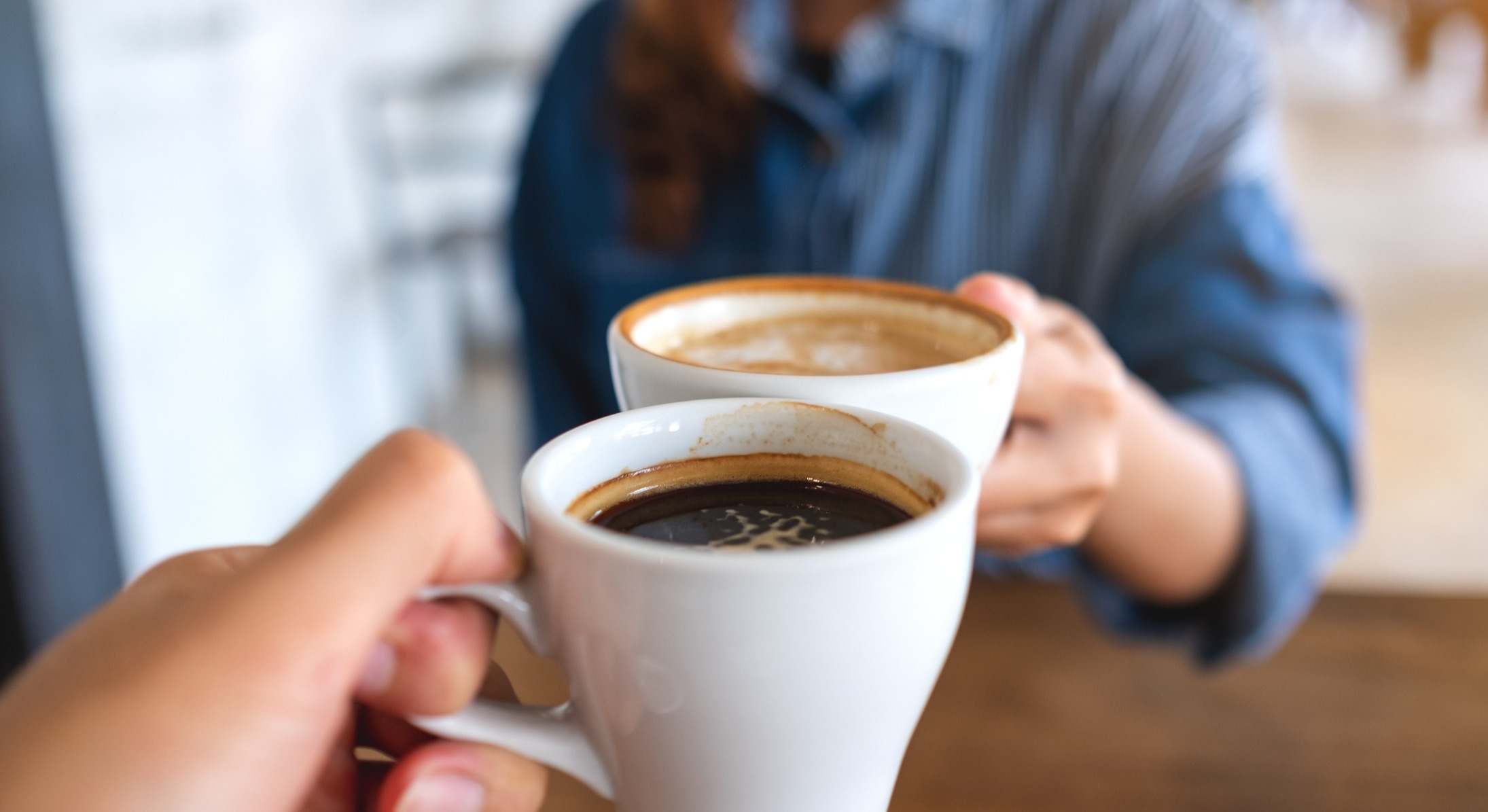 Personas chocando tazas de café