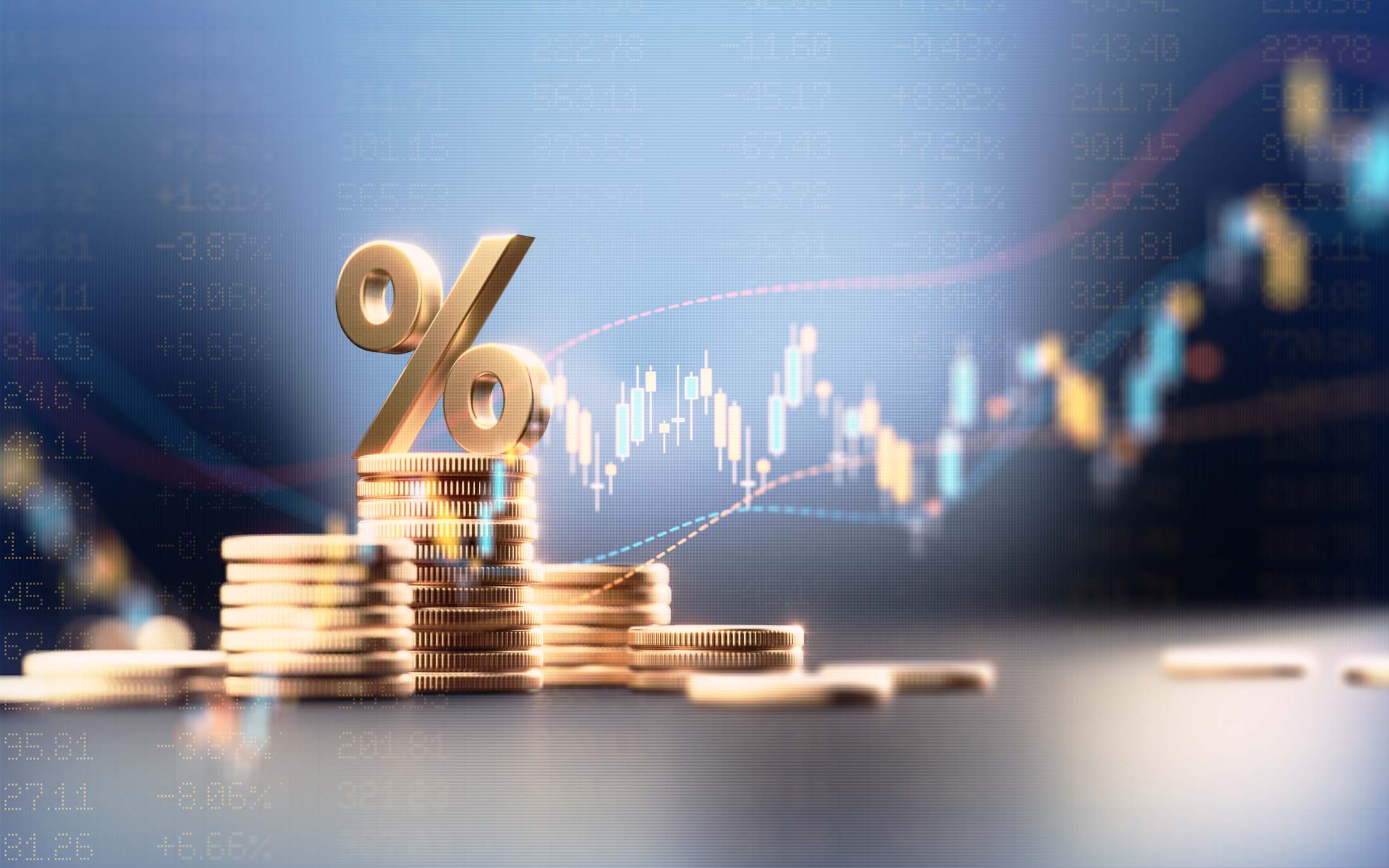 Monedas delante de un gráfico de bolsa