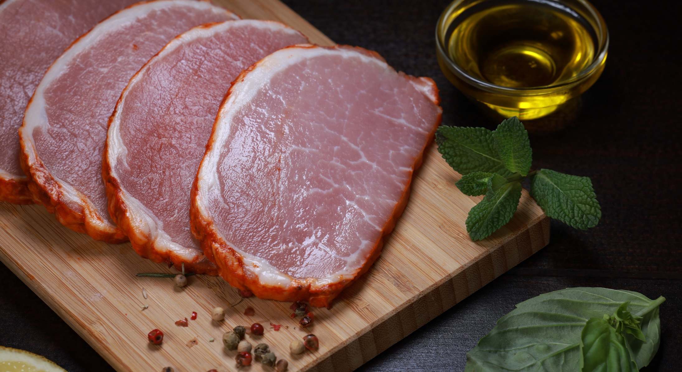 Filete de lomo de cerdo sobre una tabla de madera