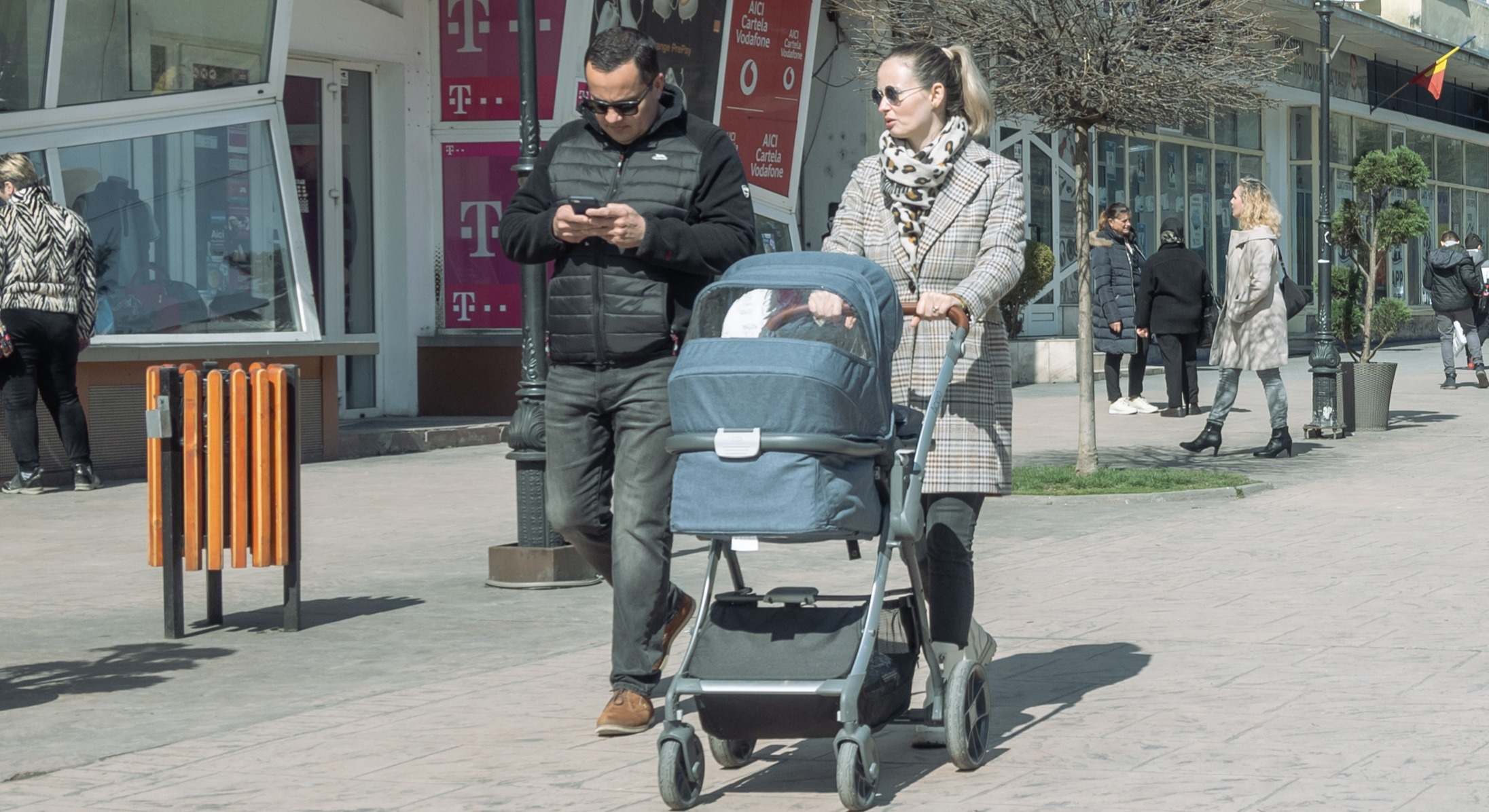 Padres paseando con su hijo en un carro. Foto: iStock