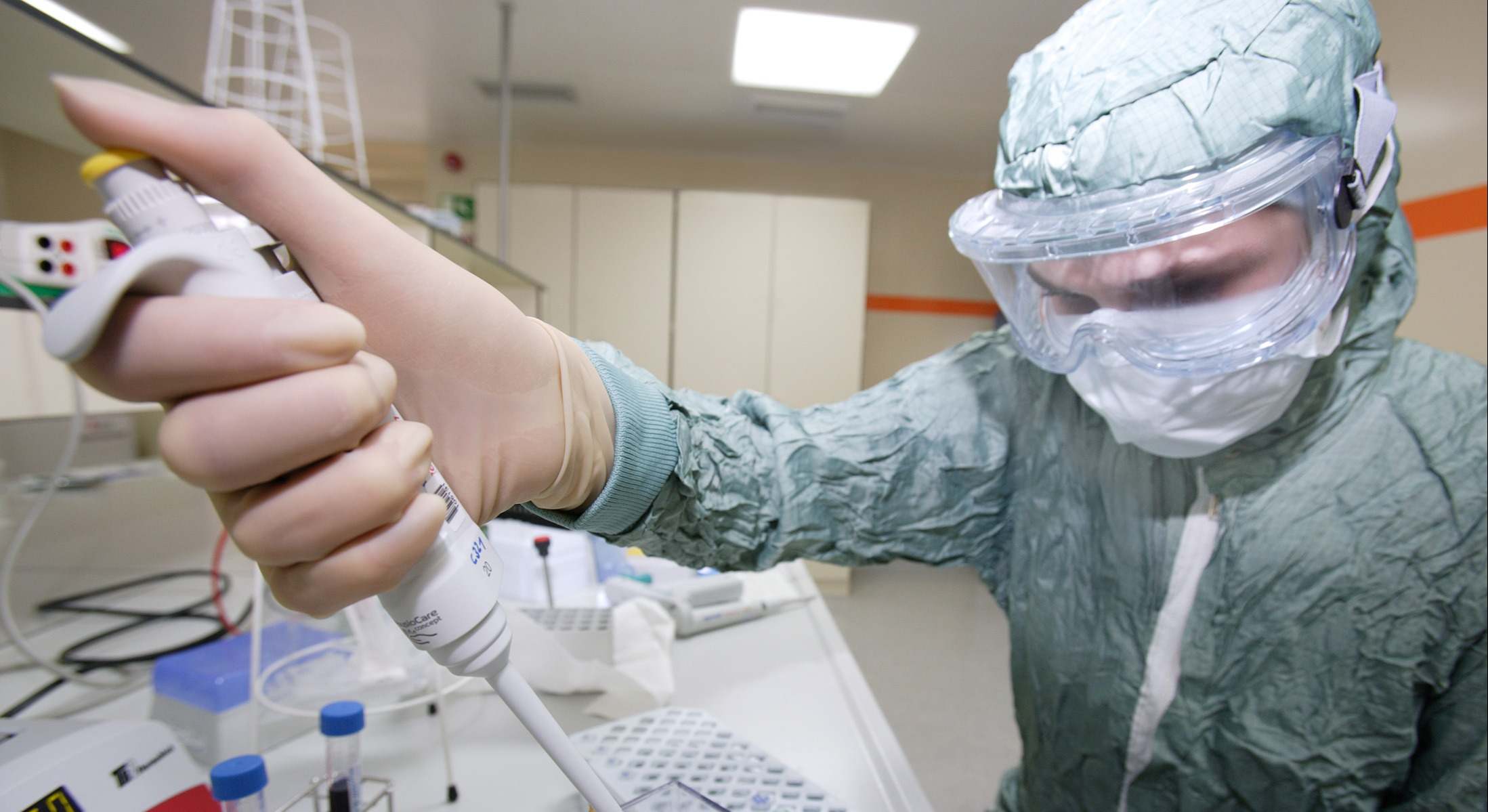 Un científico muestra la técnica sobre cómo preparar una vacuna contra el VIH en Alemania