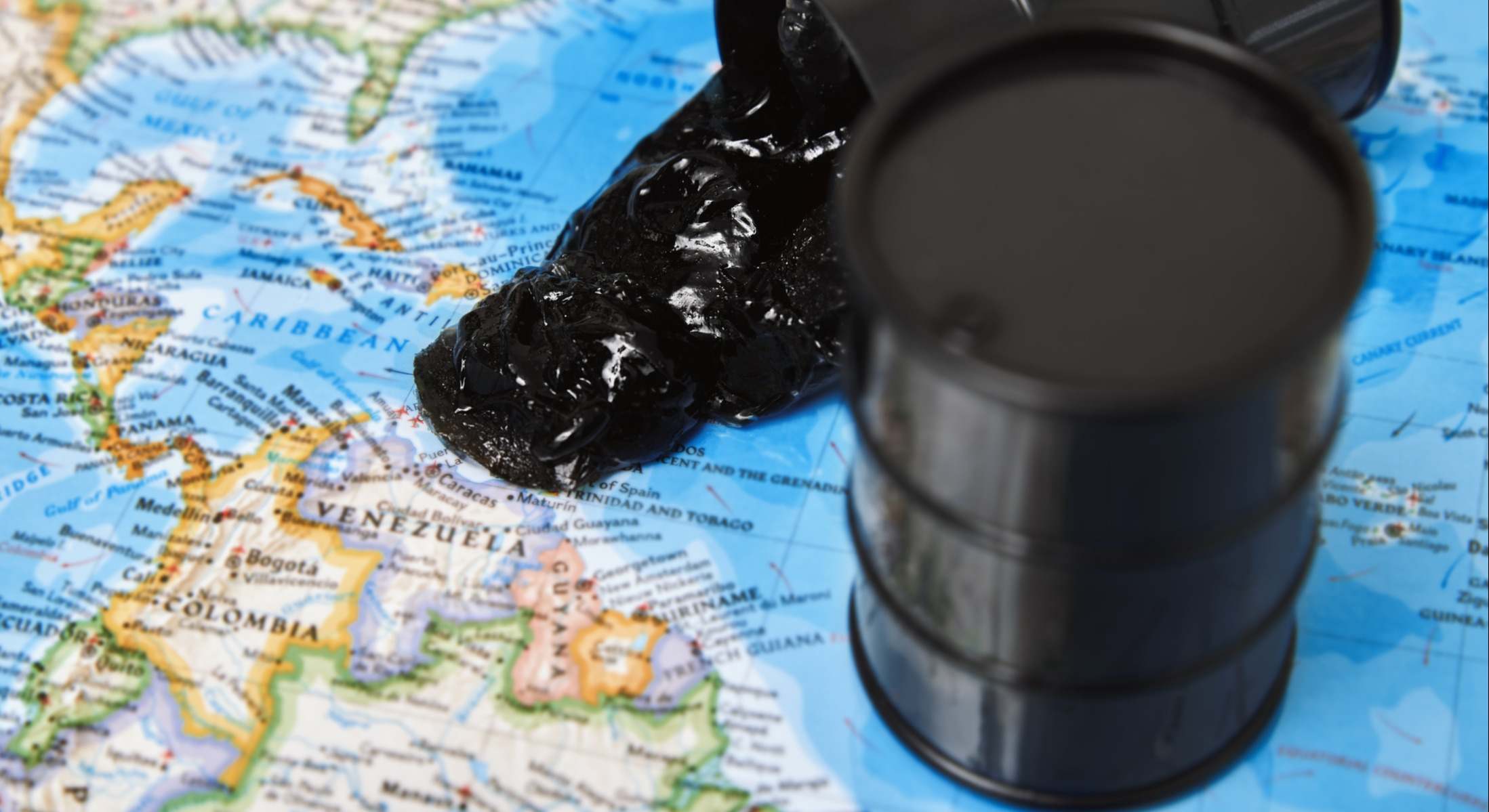 Un diorama de petróleo sobre un mapa de Venezuela. Foto: Dreamstime