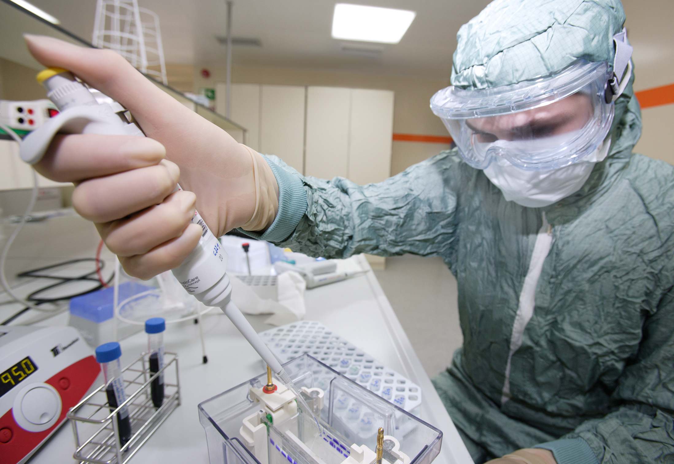 Persona en un laboratorio.