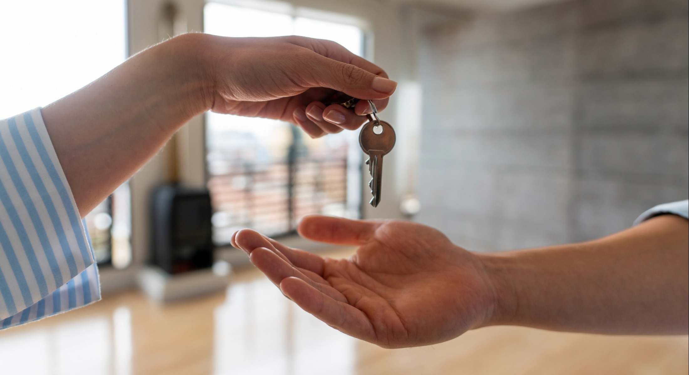 Agente inmobiliario entregando las llaves de su nueva casa a un hombre