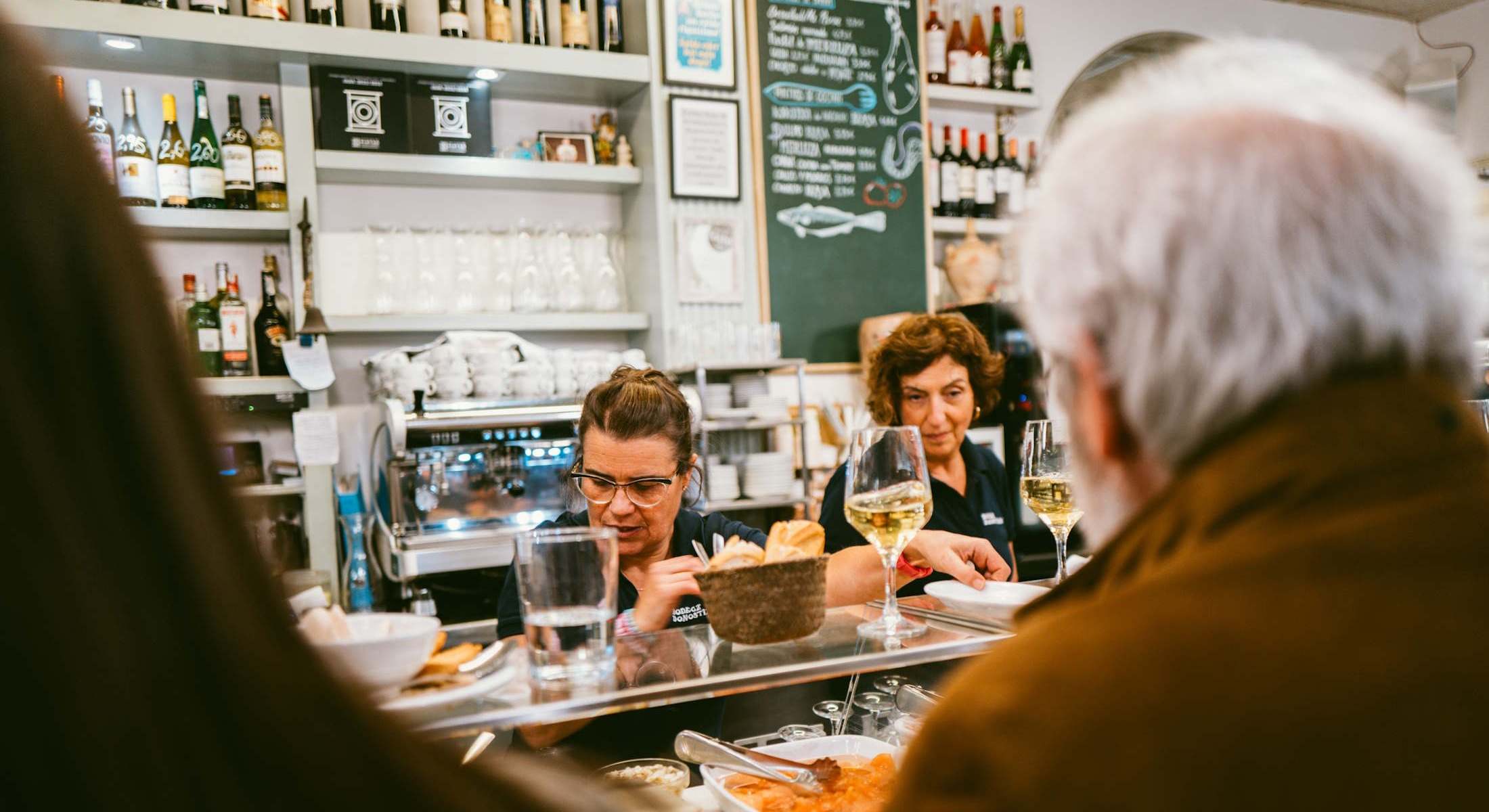 Camareras en la barra de un bar. Foto: iStock