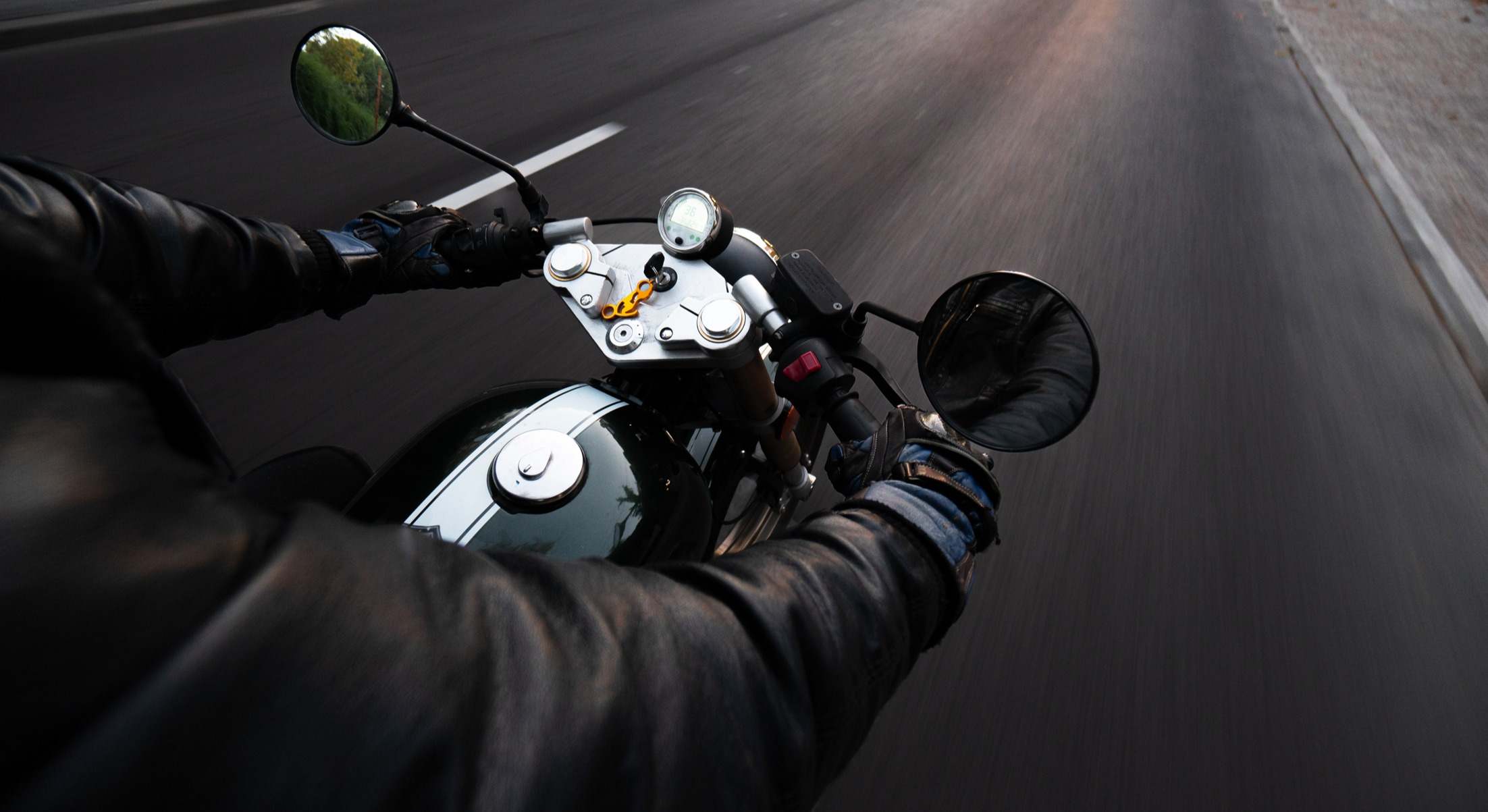 Persona conduciendo una motocicleta