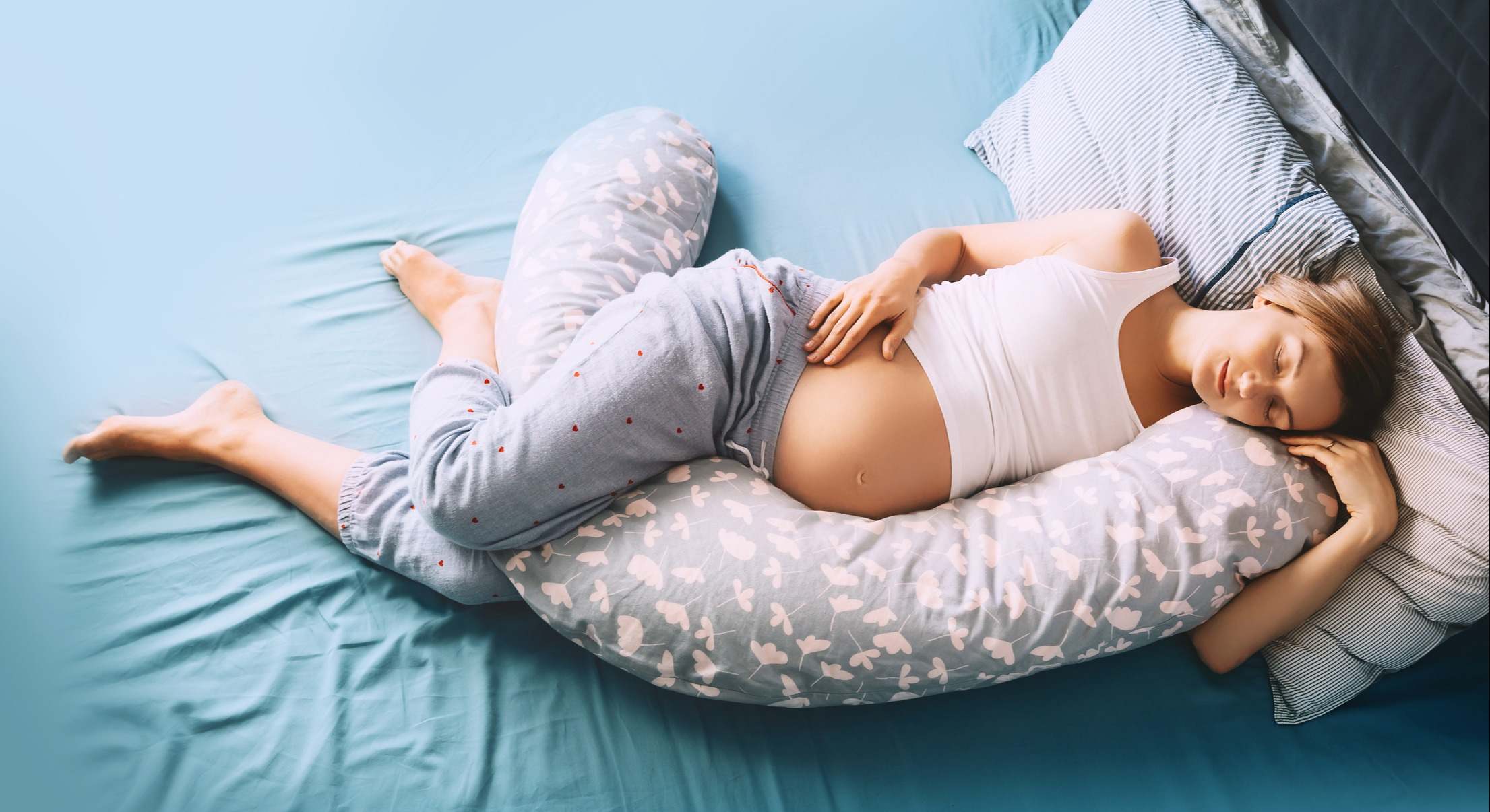 Mujer embarazada durmiendo en la cama