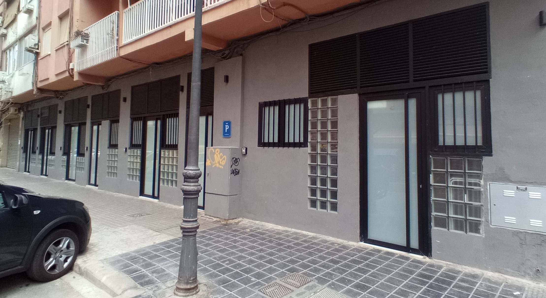 Bajos para viviendas turísticas en un barrio de Valencia.