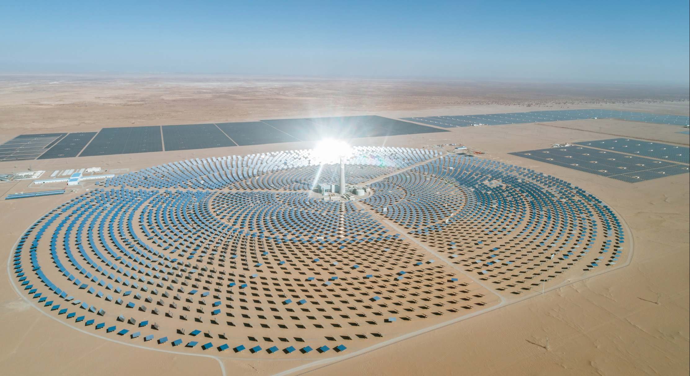 Paneles solares en el desierto