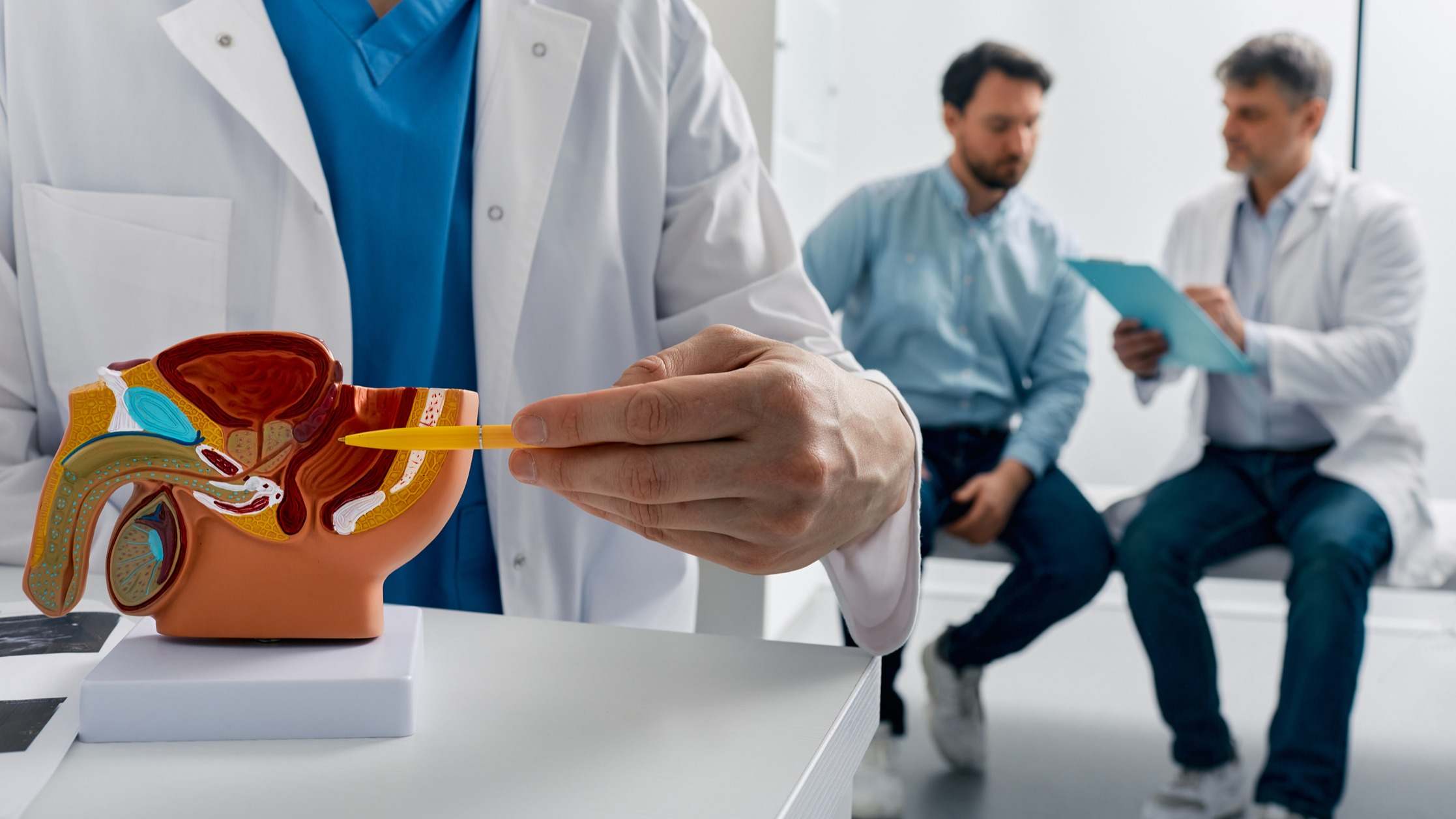 Médico consulta a paciente masculino con sospecha de cáncer de próstata durante su visita en el centro de urología