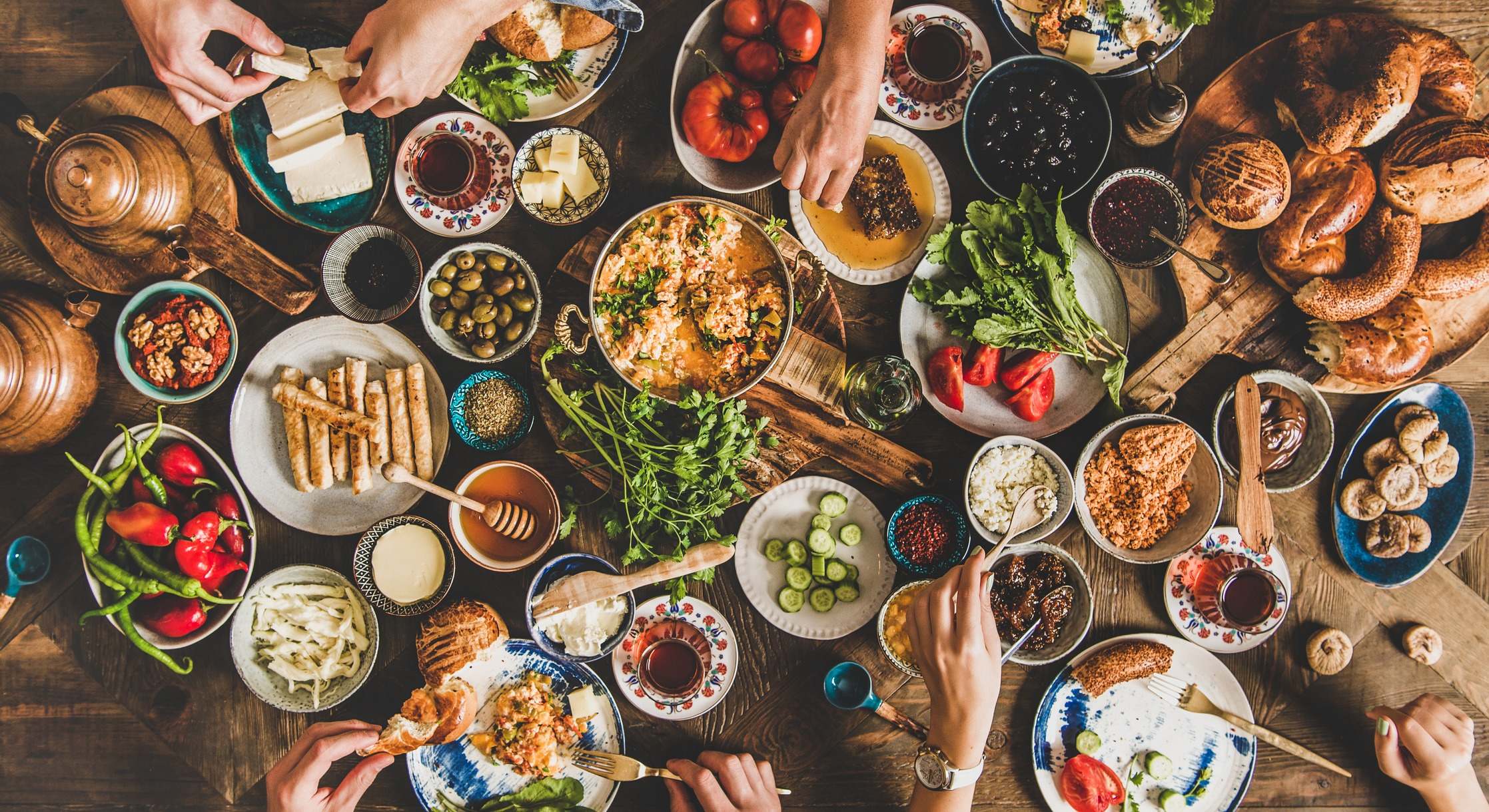 Alimentos variados sobre la mesa