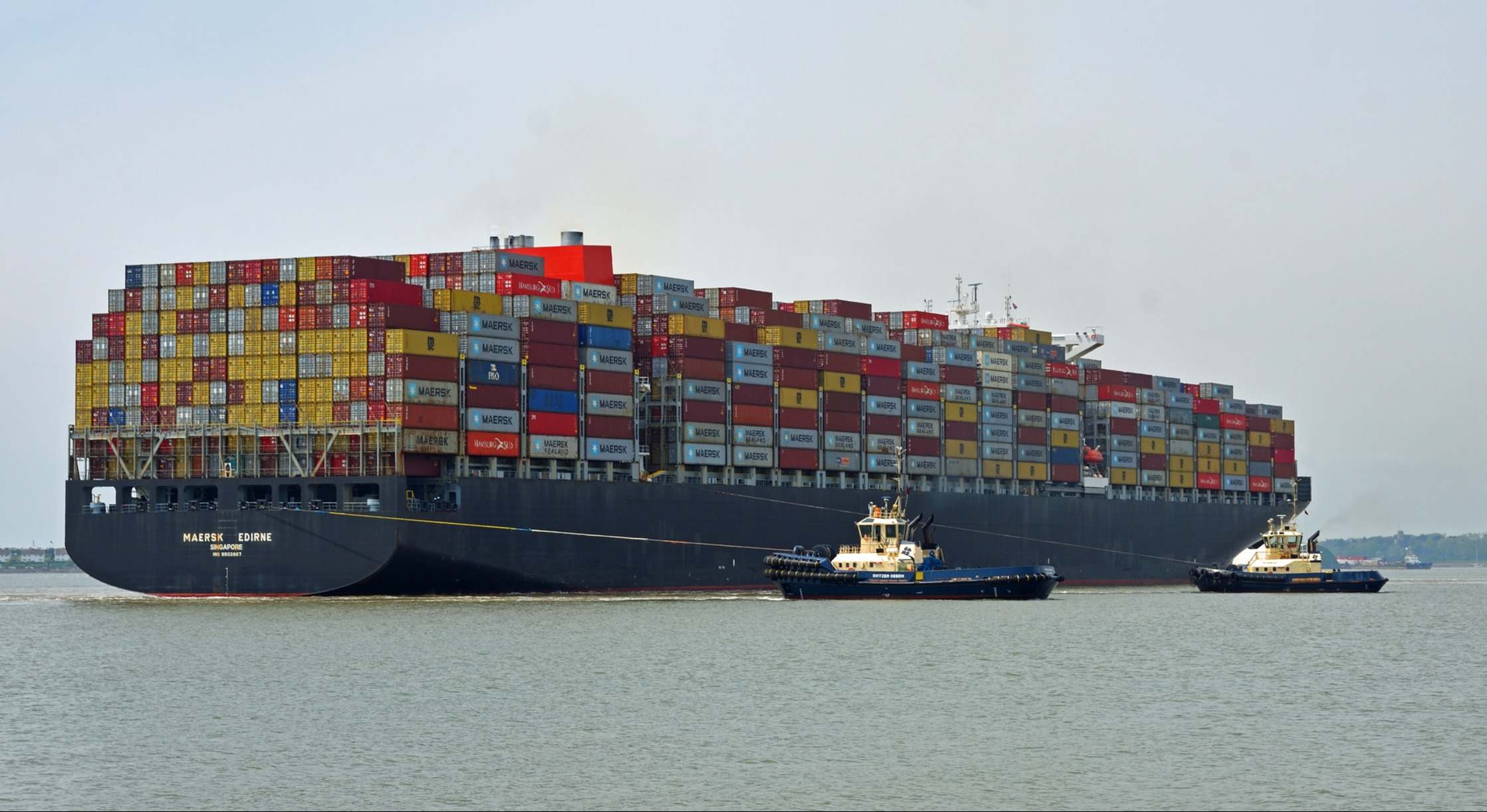 Un buque de Maersk es remolcado