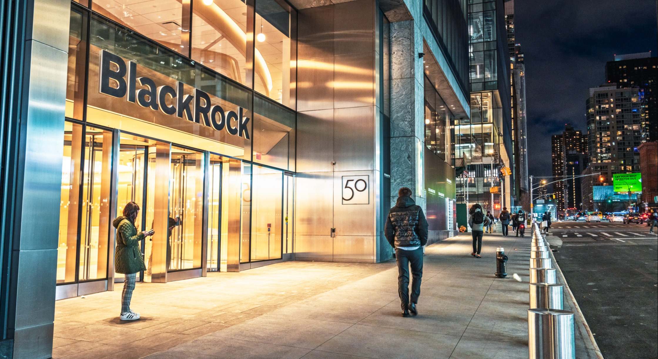 Exterior de una oficina de BlackRock por la noche.