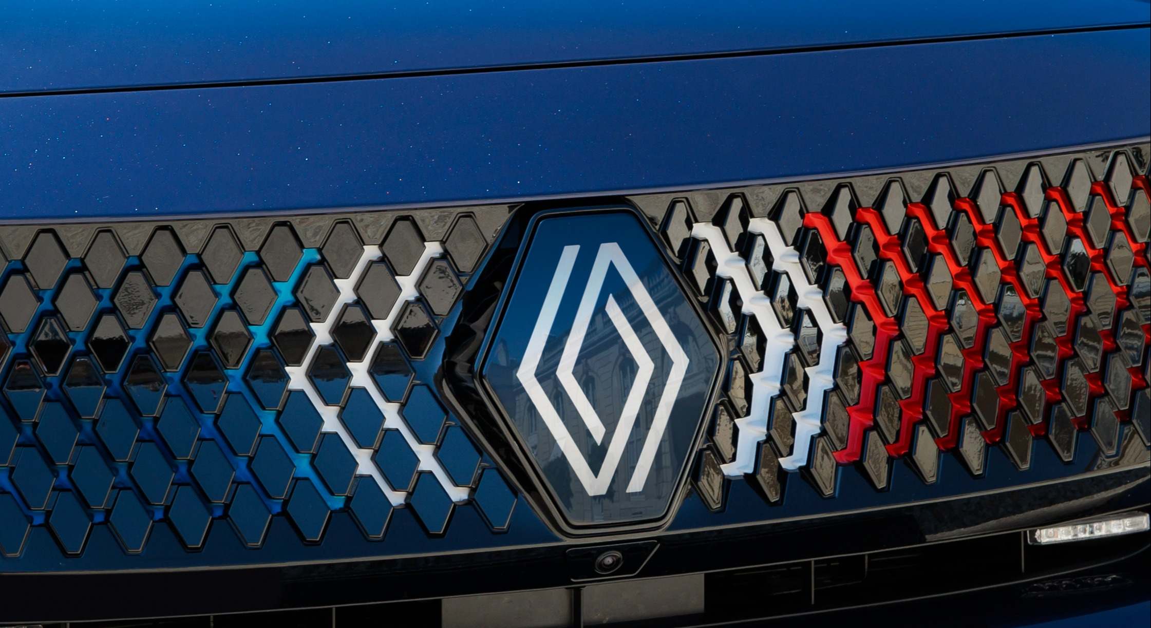 Logo de Renault en un modelo Rafale | Renault Group