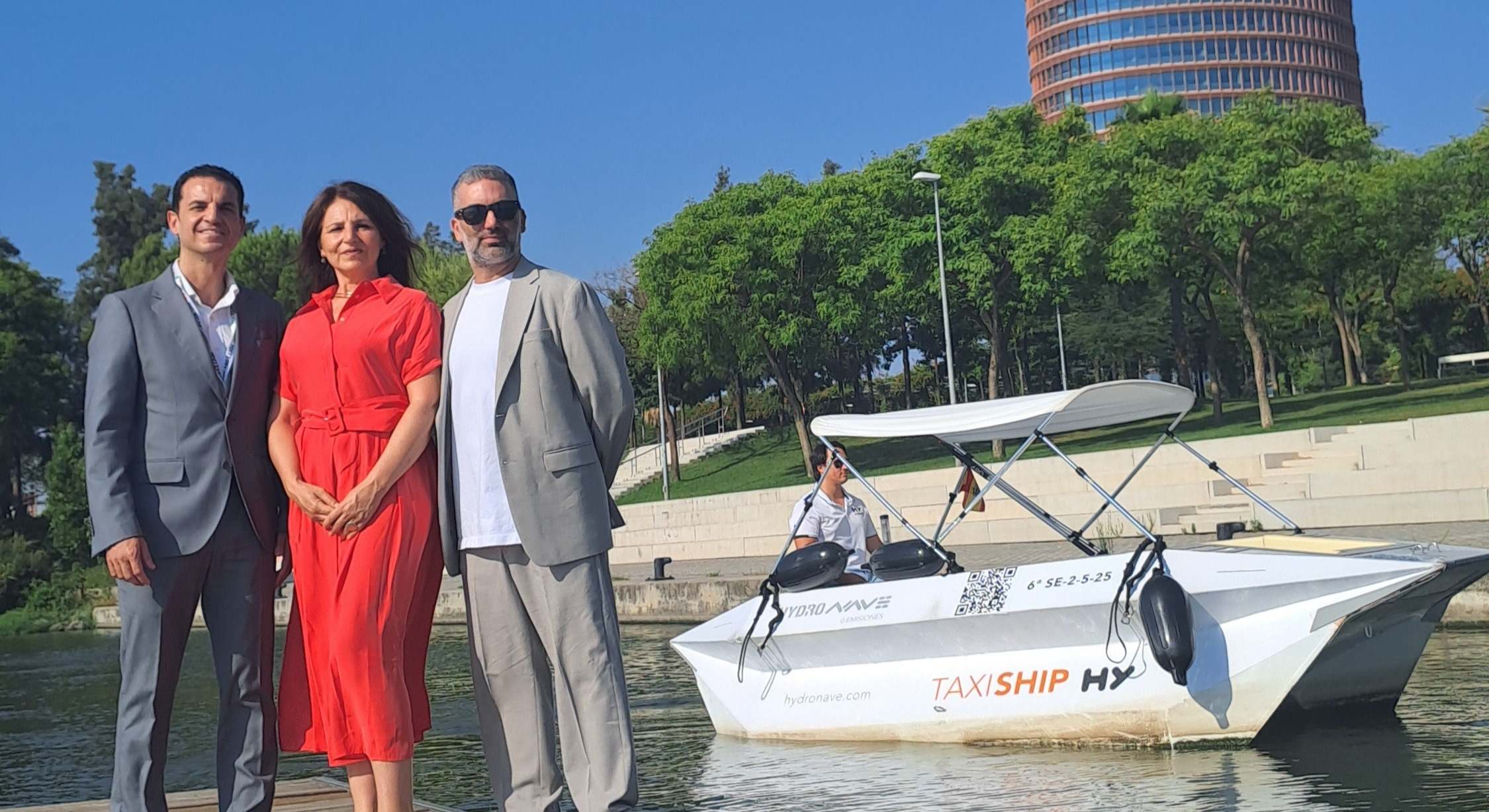 Juan Carlos Gómez Galiano, gerente del complejo TORRE SEVILLA; Adriana Piquet, Socia-fundadora y Gerente de Hydronave, y Javier Cedrés, CEO de Hydronave.