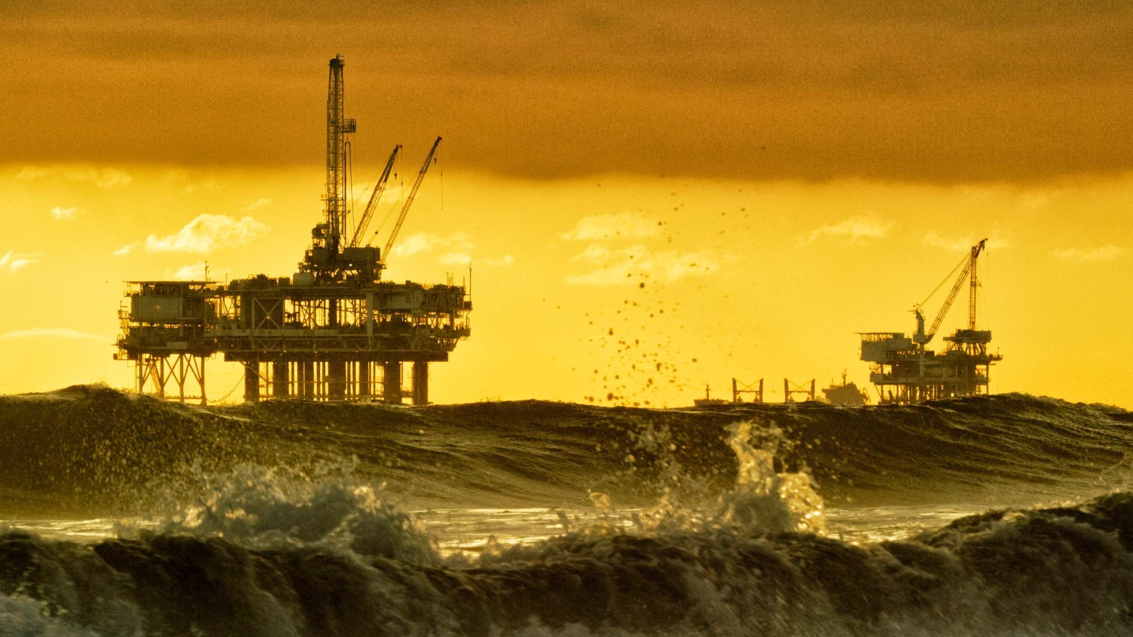 Petróleo plataformas mar tormenta