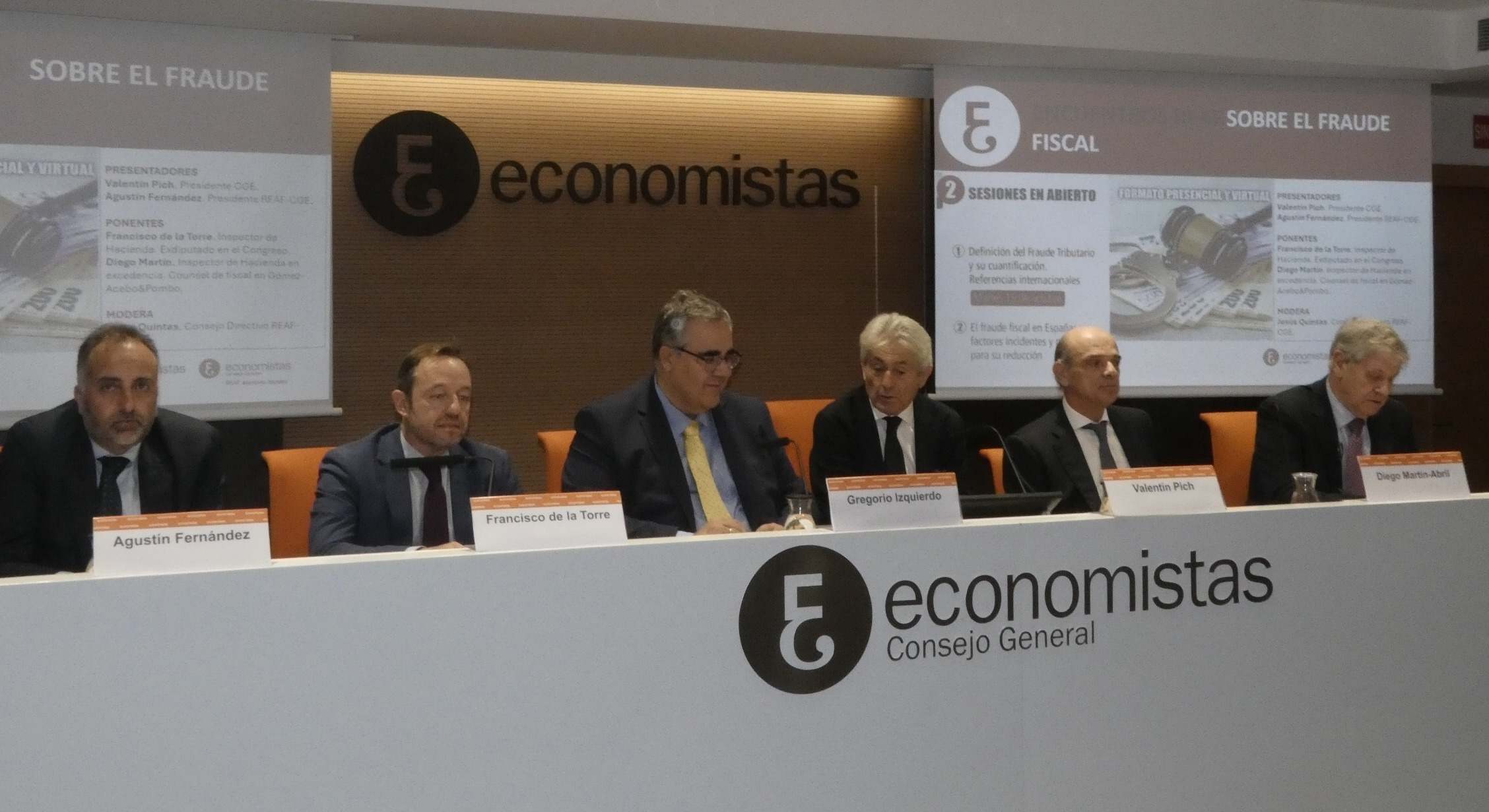 De i. a d.: Agustín Fernández (REAF), Francisco de la Torre (inspector de Hacienda), Gregorio Izquierdo (IEE), Valentín Pich (CGE), Diego Martín-Abril (exdirector general de Tributos) y Jesús Quintás (REAF-CGE).