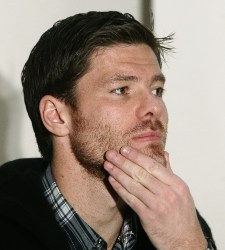 xabi-alonso-patadas.jpg