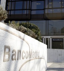 banco-madrid-muro-blanco2.jpg