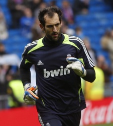 Diego-Lopez-2013-calienta-Bernabeu-reuters.jpg