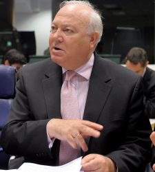 moratinos_papeles.jpg