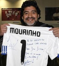 Maradona-camiseta-mourinho.jpg