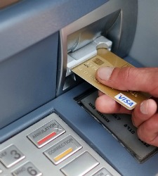cajero-tarjeta-mano.jpg