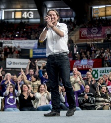 iglesias-pablo-podemos-aplaude.jpg