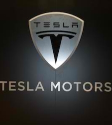 Las acciones de <b>Tesla</b> caen un 11% en el premercado pese a reducir sus pérdidas