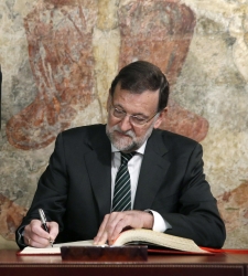 Rajoy-firma-2015EFE.jpg