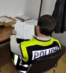 policia-silla.jpg