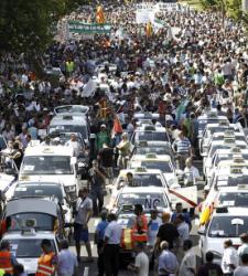 Los taxistas anuncian un paro de 24 horas en Madrid contra la <i>app</i> Uber