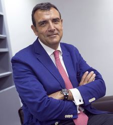 carlos-olivares-225.jpg