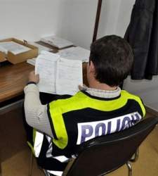 policia-silla.jpg
