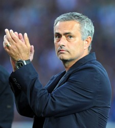 Mourinho-aplaude-2013-efe-homenaje-ballack.jpg