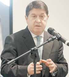 olivas-microfono.jpg